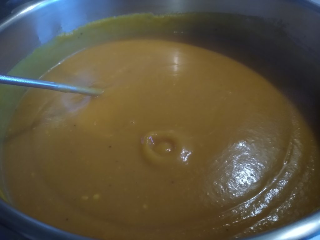 Zupa-krem z dyni po dodaniu przypraw