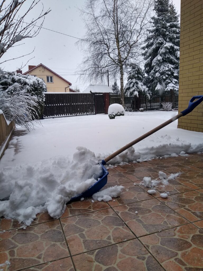 Łopata w śniegu